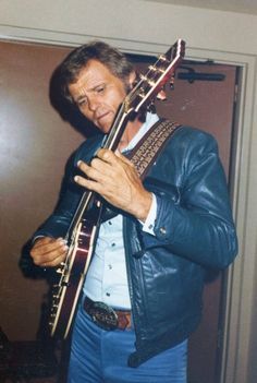 Jerry Reed Singing | Jerry Reed Actor/Singer He was always smiling. Songs like Amos Moses ... Hank Jr, Male Country Singers, Jerry Reed, Old Country Music, Guitar Man, The Bandit, Smokey And The Bandit, Bluegrass Music, Western Music