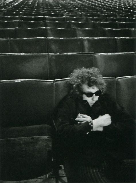 Bob Dylan at sound check at Royal Albert Hall photographed by Barry Feinstein, 1966 Jamel Shabazz, Like A Rolling Stone, Arte Peculiar, Black And White Photograph, Janis Joplin, 영감을 주는 캐릭터, Bob Dylan, 인물 사진, Hendrix