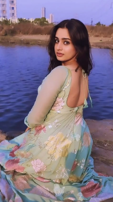 Backless Outfit States Video, Ayesha Khan, Cute Video, Buttocks Workout, Beautiful Photoshoot, Seductive Clothes, Travel Dress, Indian Outfit, Designer Dresses Indian