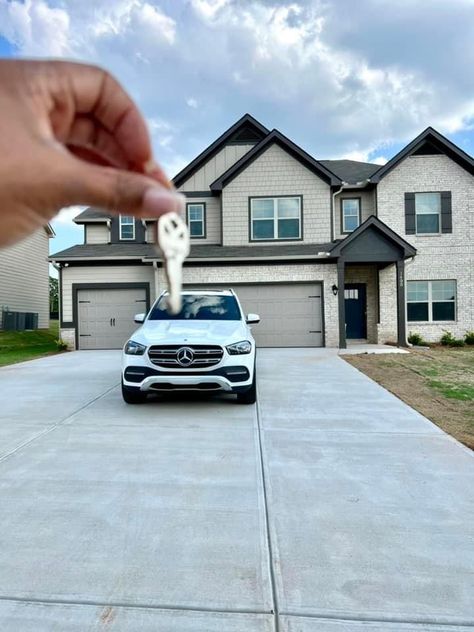 Car And House Goals, Big House Vision Board, Vision Board Photos Pictures Car, Own A Home Vision Board, House Vision Board Aesthetic, Vision Board House Keys, Cheque Aesthetic, Vision Board Photos Luxury House, Luxury Vision Board Pictures