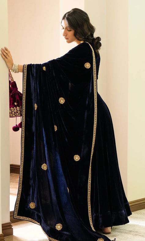 Velvet Blouse Lehenga, Hijab Styles For Party, Royal Blue Lehenga, Velvet Kurti, Lehenga With Blouse, Navy Blue Velvet Dress, Blouse Lehenga, Simple Dress Casual, Velvet Shawl