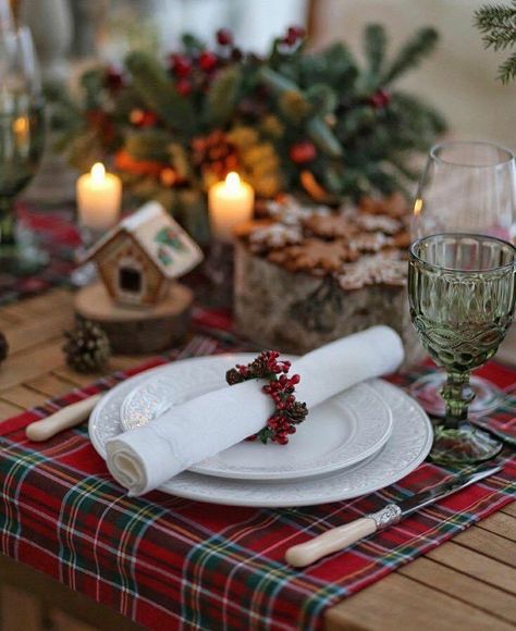 Christmas Tree Inspo, Tartan Christmas, Christmas Tablescapes, Christmas Table Settings, Things I Love, Christmas Mood, Holiday Entertaining, Christmas Table Decorations, Christmas Deco