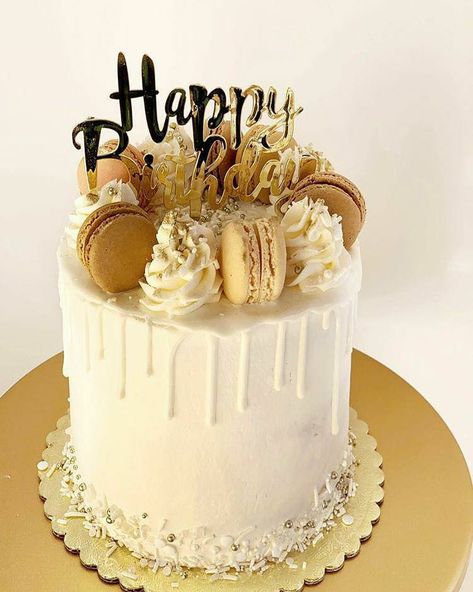 White and gold Birthday cake. @EVERYDAY.SPRINKLES Elegant White And Gold Cake, White And Golden Cake Birthday, Off White Birthday Cake, White And Gold Cake Ideas Birthday, White And Gold 40th Birthday Cake, White Cake With Gold Drip, Gold And Cream Birthday Cake, Birthday Party Gold And White, White And Gold Bday Cake