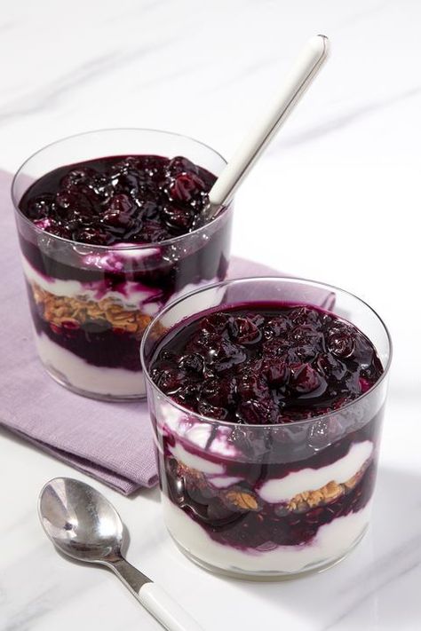 parfait with blueberry compote Blueberry Parfait, Yogurt Desserts, Energizing Breakfast, Parfait Recipe, Delish Desserts, Blueberry Compote, Parfait Recipes, Granola Breakfast, Easy Blueberry