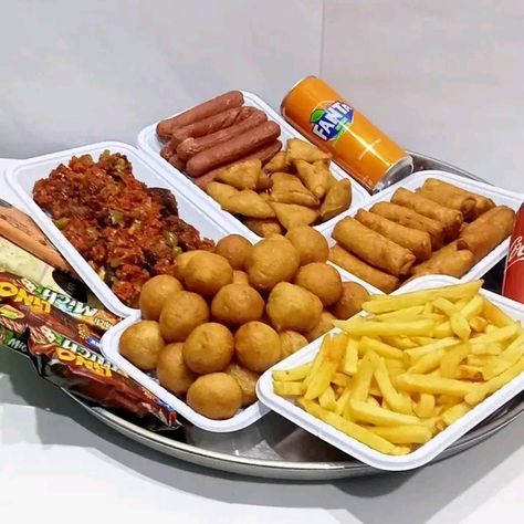 Small Chops Package Ideas, Nigerian Small Chops, Nigerian Snacks, Food Tray Ideas, Debbie Cakes, African Snacks, Small Chops, Chocolate Oreo Cake, Food Buffet