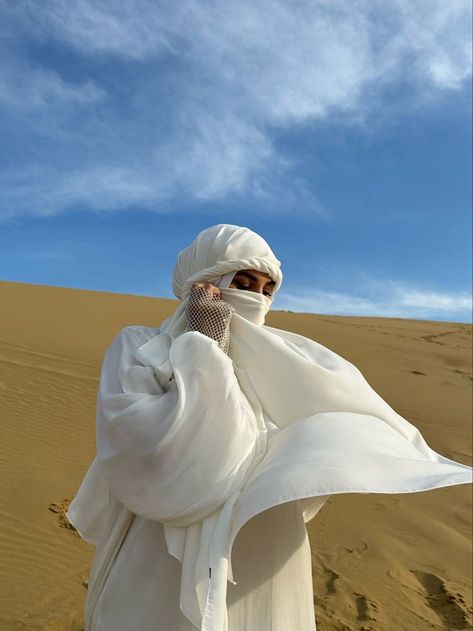 Desert Photoshoot Ideas, Boxing Posters, Arabian Women, Arab Culture, Moroccan Fashion, Muslim Fashion Hijab Outfits, Arabian Beauty, Hijabi Aesthetic, Arab Beauty