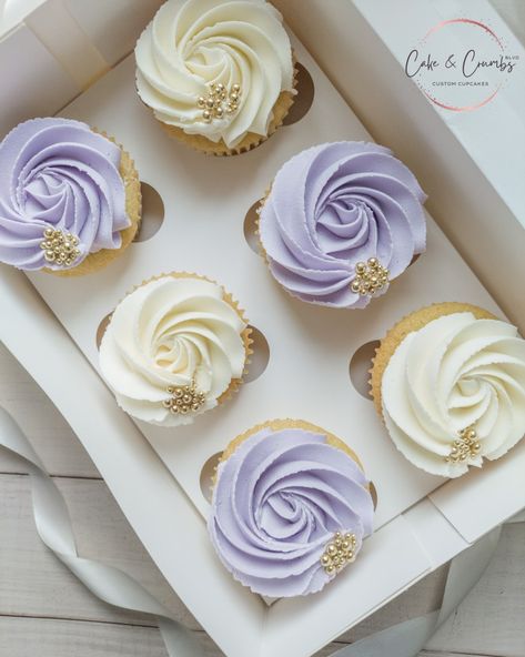 Blue Purple And White Cupcakes, Purple And White Cupcakes, Boho Wedding Cupcakes, Purple Flower Cupcakes, Ivory Cupcakes, Lilac Cupcakes, Wedding Cake Flowers Simple, Purple Dessert Tables, Lilac Cake