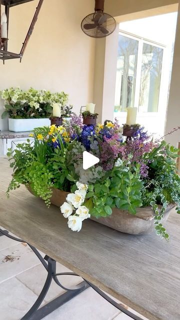 Outdoor Table Flower Pots, Potted Plant On Dining Table, Potted Plant Centerpieces, Flower Pot Centerpiece, Plant Centerpieces, Plant Table, Pretty Party, Flower Arrangements Diy, Easter Centerpieces