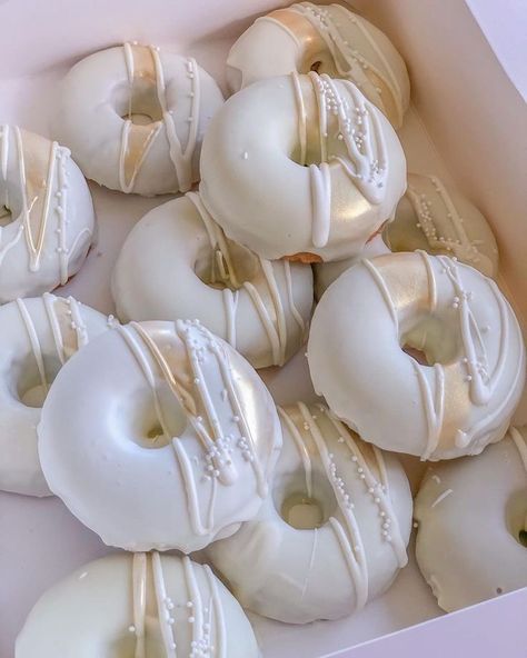 Doughnut Wedding Cake, Pearl Baby Shower, Donut Decorating Ideas, Fancy Donuts, Pearl Bridal Shower, Alternative Wedding Cakes, Reception Desserts, Bridal Shower Desserts, Bridal Shower Inspo