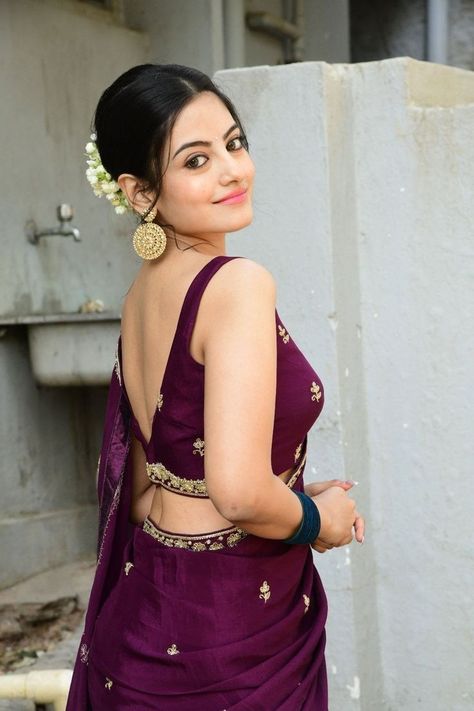 Saree Stills, Saree Hairstyles, Maroon Saree, Rare Features, Simple Saree Designs, New Saree Blouse Designs, Traditional Blouse Designs, Latest Model Blouse Designs, Fashionable Saree Blouse Designs