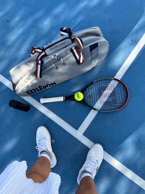 Tennis Bag Aesthetic, Wilson Racket, Tennis Outfit Ideas, Bags Quotes, Wilson Tennis Racket, Podcast Aesthetic, Aesthetic Tennis, Tennis Core, Squash Tennis