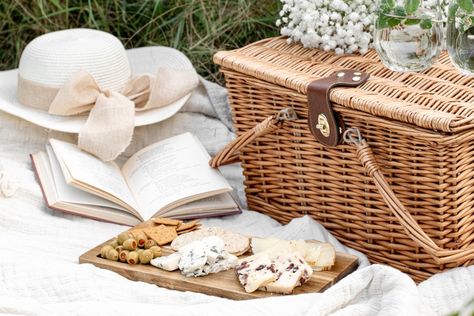 Picnic Pictures, Catering Logo, Rustic Logo, Picnic Hamper, Wicker Picnic Basket, Food Logo Design, Milk And Cheese, Her Campus, Perfect Picnic