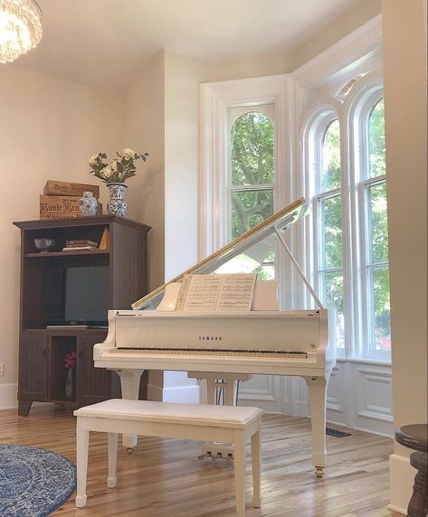 Piano Living Rooms, White Piano, Deco Studio, Casa Vintage, Piano Room, Grand Piano, Dream Apartment, House Room, Light Academia