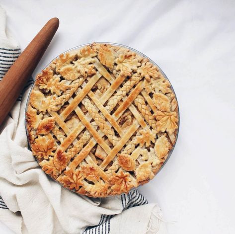 Elaborately decorated pies might seem like an impossible feat for the home baker, but today we're showing you just how to create them. Creating a stunning decorative pie crust is easier than you think, and requires a few simple techniques. Once you practice and master each method, like the lattice, braid, or leaf, you can mix and match them in any combination to make edible works of art. Artistic Pies, Lattice Braid, Decorated Pies, Fancy Pie Crust, Pie Crust Art, Beautiful Pie Crusts, Double Pie Crust, Lattice Pie Crust, Decorative Pie Crust