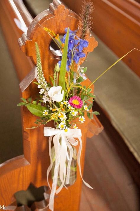 Wildflower Pew Ends, Church Wedding Decorations Rustic, Wildflower Wedding Theme, Pew Ends, Boda Diy, Church Wedding Decorations, Modern Wedding Decor, Church Flowers, Spring Wedding Flowers