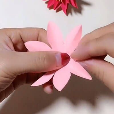 3D paper flower bouquet 3d Paper Flower Bouquet, Easy Paper Flower Bouquet, Crafting Ideas For Kids, Paper Flowers Bouquet, Arts And Crafts For Kids Toddlers, Encanto Birthday, Flower Table Decorations, Flowers 3d, Paper Flower Art