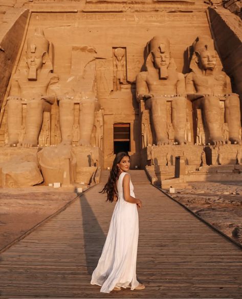 Photoshoot In Egypt, Luxor Photo Ideas, Egypt Pyramids Outfit, Pyramid Photo Ideas, Egypt Photoshoot Ideas, Egypt Picture Ideas, Egypt Poses, Egyptian Photoshoot Ideas, Pyramids Egypt Aesthetic