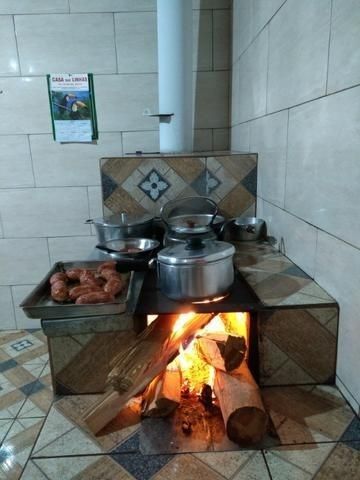 Firewood Cooking, Dapur Kotor, Spanish Style Kitchen, Steak Rolls, Outdoor Stove, Burning Wood, Rocket Stove, Rocket Stoves, Primitive Kitchen