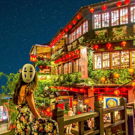 ✨ This dreamy shot was taken in Jiufen, Taiwan. 🏮 Do you know that it's rumored to be the real-world inspiration for Studio Ghibli's Spirited Away? 💖 Jiufen's streets are lined with food stalls where dishes like those from the movie can be found! 🍲 Jiufen Taiwan, Tokyo Travel Guide, Cherry Blossom Japan, Taiwan Travel, Studio Ghibli Movies, Japan Aesthetic, Tokyo Travel, Ghibli Movies, Ghibli Art