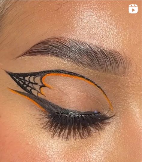 Subtle Halloween Eyeliner, Spider Eyeliner, Spiderweb Eyeliner, Halloween Lipstick, Holloween Makeup, Halloween Tutorial, Graphic Eyeliner, Dope Makeup, Graphic Liner