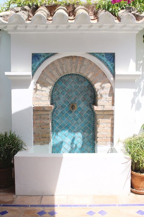 Stunning fountain - Source: gvega.com Tiles For Outdoor, Moroccan Fountain, Ceramic Fountain, Tile Shapes, Moroccan Garden, Outdoor Wall Fountains, Tiles Handmade, Fountain Design, Marbella Spain