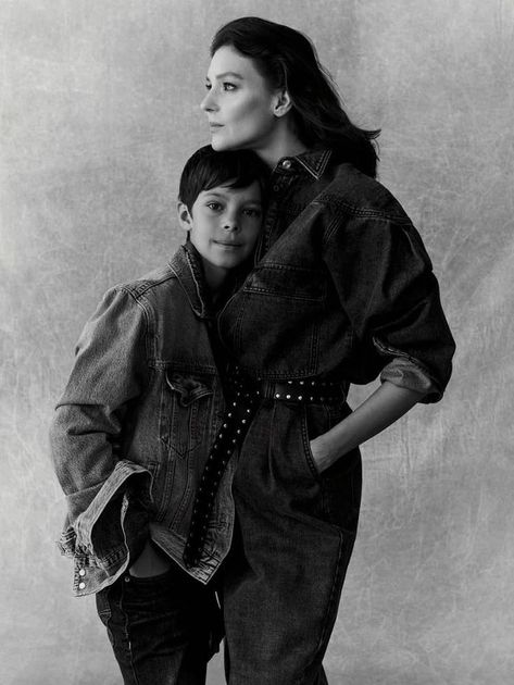 Mom Son Portrait, Park Photoshoot Family, Mother Son Photo Poses, Mother Son Poses Photography, Editorial Photography Family, Mom And Son Studio Photoshoot, Vogue Family Photoshoot, Mom Son Photoshoot Picture Ideas, Mother And Sons Photoshoot