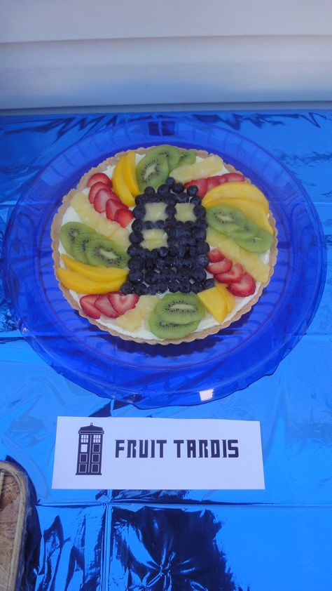 Fruit Tardis!!! Doctor Who food Doctor Who Themed Food, Doctor Who Food Ideas, Doctor Who Party Ideas, Doctor Who Birthday Party, Leela Cosplay, Doctor Who Food, Party Tips And Tricks, Doctor Who Baby, Doctor Who Birthday