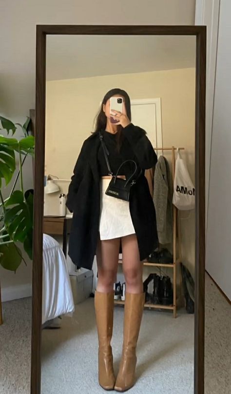 Cute outfit with a white short skirt and boots White Leather Skirt Outfit, White Skirt Winter, White Skirt Black Top, White Mini Skirt Outfit, Beige Skirt Outfit, Brown Coat Outfit, Tight Skirt Outfit, Outfits 60s, A Line Skirt Outfits