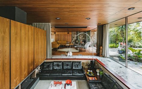 6 Of The Best Mid-Century Interiors On The Modern House | Inspiration | WHISTLES | Whistles Desk Mood Board, Ray Kappe, Mid Mod Furniture, Mid Century Bungalow, Mcm Interior, Midcentury Modern House, Minimal Decoration, Mid-century Interior, Object Permanence