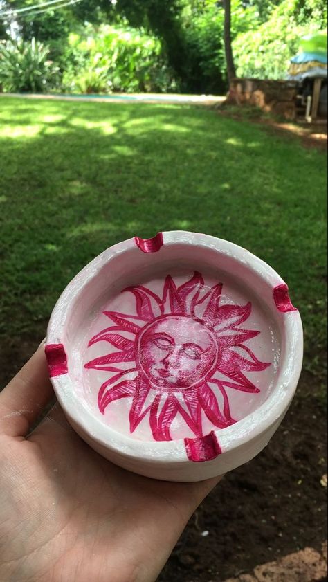 Sun Ashtray Clay, Cool Ashtray Ideas, Hello Kitty Ash Tray Clay, Sphere Clay Ideas, Artsy Ashtray, Clay Ash Trays Aesthetic, Ashtray Made Of Clay, Cute Ash Tray Clay, Cute Ashtray Ideas