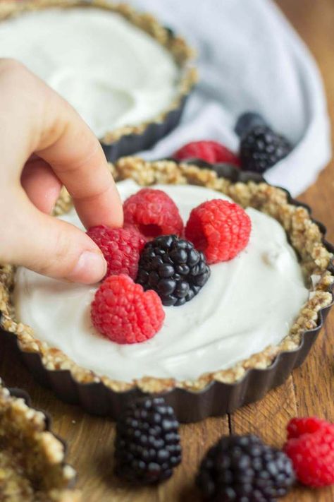 With a no bake crust, this mini greek yogurt fruit tart is as simple and easy as they come! Filled with raw and healthy ingredients, greek yogurt and topped with fresh fruit, this recipe will not disappoint on your Easter brunch menu. Brunch Food Party, Easter Brunch Appetizers, Easter Brunch Menu, Fruit Tart Recipe, Best Brunch Recipes, Easy Brunch Recipes, Healthy Yogurt, Healthy Brunch, Vegan Brunch