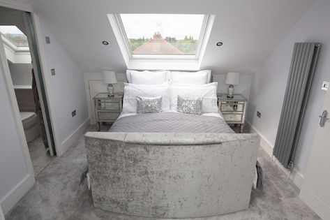 Small Loft Ideas Upstairs Bedroom, Loft Conversion Uk, Loft Conversion Ideas Layout, Bungalow Loft Conversion, Small Loft Bedroom, Small Attic Bedroom Ideas, Loft Ensuite, Loft Conversion Plans, Loft Bedrooms