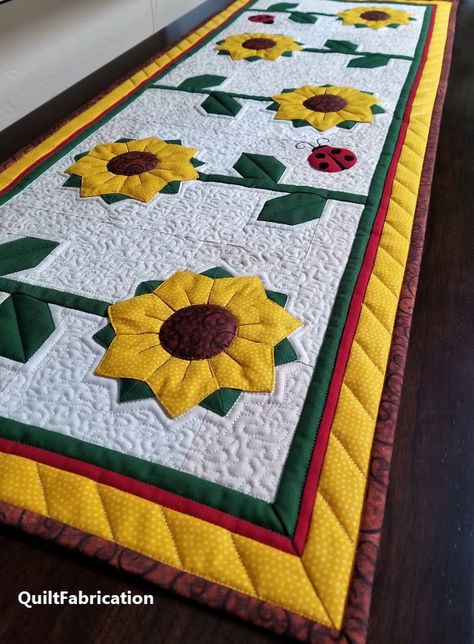 Sunflowers Runner closeup by QuiltFabrication Summer Table Decor, Applique Table Runner, Sunflower Table, Sunflower Table Runner, Summer Table Decorations, Dresden Quilt, Patchwork Table Runner, Sunflower Quilts, Quilted Table Runners Patterns