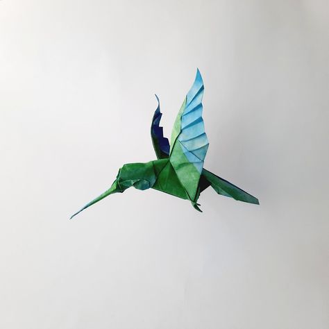 Hummingbird, designed by Alexander Oliveros Ávila and folded by Carla Godoy (source: ) #origami #hummingbird Origami Hummingbird, Origami Birds, Origami Shapes, Origami Bird, Paper Birds, Origami Crafts, Bird Design, Rice Paper, Paper Goods