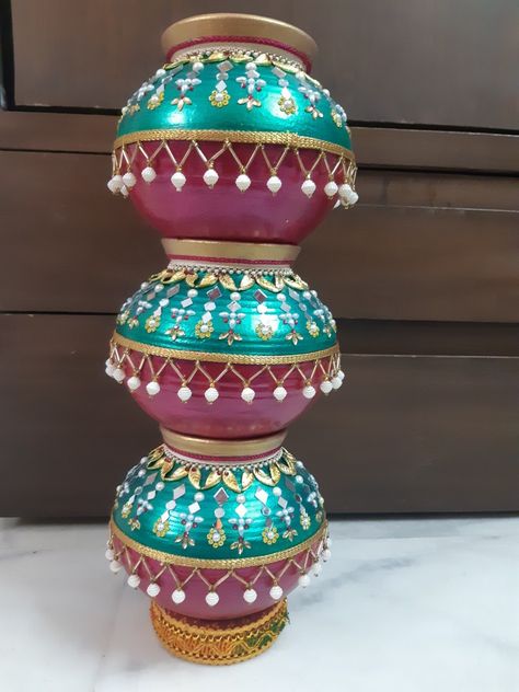 Mud Pots Decoration, Matka Decoration Pots Wedding, Mataka Art, Matka Decoration, Kalash Decoration, Handmade Decorative Items, Trendy Wedding Favors, Navratri Garba, Thali Decoration Ideas