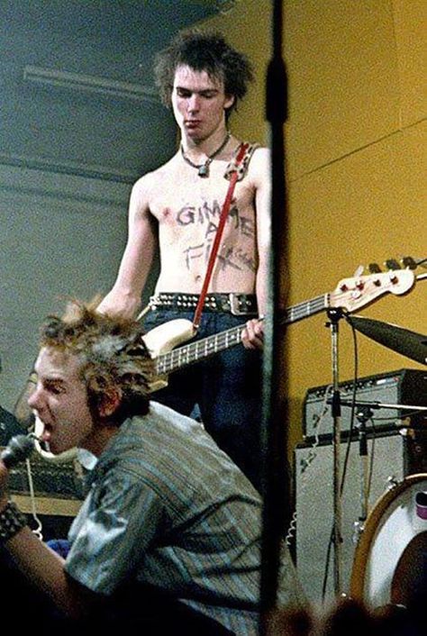 Jonny Rotten, Johnny Rotten Sid Vicious, Punks 70s, Chica Punk, Sid And Nancy, 70s Punk, Johnny Rotten, Estilo Cholo, God Save The Queen