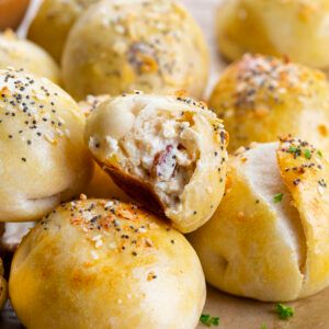 Stuffed Bagel Bites {Starbucks Copycat} | i am baker Mini Bagels Recipe, Stuffed Bagel Bites, Creamsicle Milkshake, Cream Cheese Pizza, Everything Seasoning, Finger Foods Appetizers, Bagels Recipe, Easy Donuts, Yum Breakfast