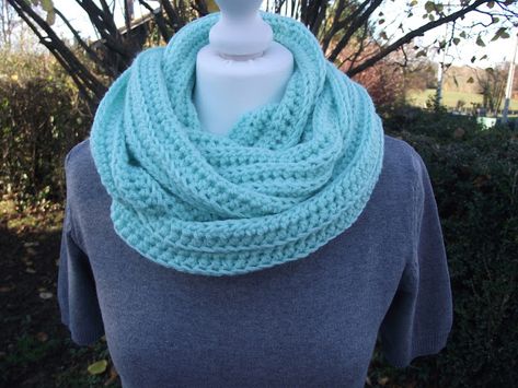 Crochet et tricot pour débutantes : Snood femme au crochet Diy Crochet, Knitted Scarf, Crochet