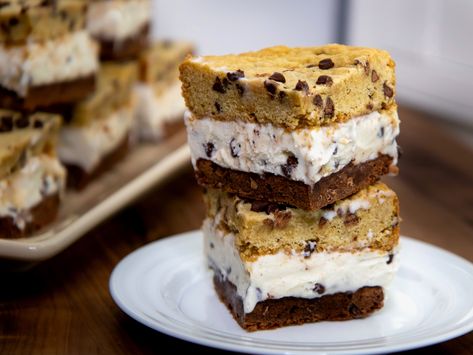 Ice Cream Sandwich Bar, Ice Cream Sandwiches Recipe, Sandwich Bar, Ice Cream Cookie Sandwich, Soft Chocolate Chip Cookies, Chocolate Chip Ice Cream, Vegan Banana Bread, Easy Summer Desserts, Ice Cream Desserts