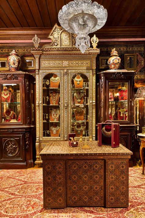 Sabyasachi New York Store, Sabyasachi Showroom, Sabyasachi Store Interior, Bengali Architecture, Sabyasachi Aesthetic, Jewellery Store Interior, Sabyasachi Store, Jewellery Store Design, Jaisalmer Wedding