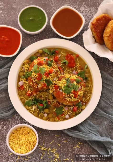 Aloo Tiki, Appetizers Platter, Ragda Patties Recipe, Chat Recipes, Ragda Patties, Snacks Vegetarian, Veg Pulao Recipe, Delhi 6, Chats Recipe