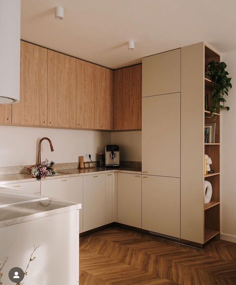 Kitchen Side Panel, White Midcentury Kitchen, Small Kitchen Minimalist Design, Small Oak Kitchen, Light Kitchen Ideas, White And Wooden Kitchen, Warm Minimalist Kitchen, Small Corner Kitchen, Balinese Kitchen