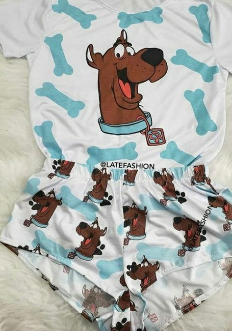 Scooby Doo Clothes, Scooby Doo Onesie, Cute Pj Outfits, Cute Scooby Doo, Scooby Doo 1969, Disney Stitch Tattoo, Holiday Suitcase, Scooby Doo Movie, Scooby Doo Images