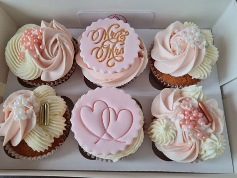 Bachelorette Baking Ideas, Bride To Be Cupcakes Ideas, Bride To Be Cupcakes Design, Bride Cupcakes Shower Ideas, Hen Party Cupcakes Ideas, Bride To Be Cupcakes, Bachelorette Party Cupcake Ideas, Bachelorette Cupcake Ideas, Hen Do Cupcakes