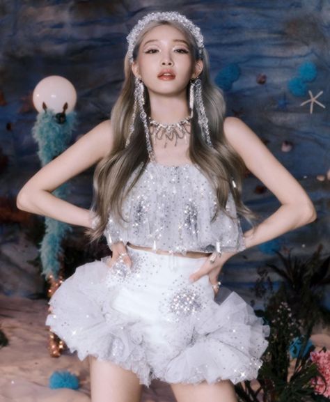 Sparkle Outfit, Kim Chungha, Female Actresses, Hair Inspiration Color, Kpop Outfits, Stage Outfits, Kpop Girl Groups, Concert Outfit, One And Only