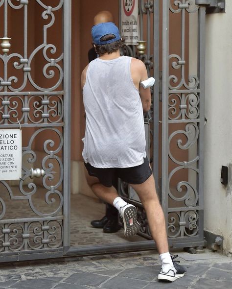 Harry out for a jog in Rome. Harry Styles Update, 1d Funny, Harry Styles Pictures, Harry Styles Photos, Italy Fashion, 1d And 5sos, Harry Edward Styles, Edward Styles, One Direction