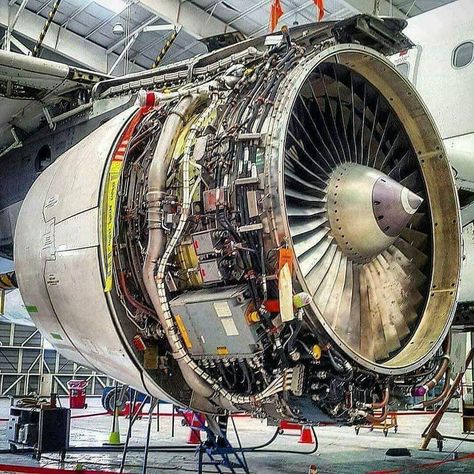 Boeing 747 engine ... Follow @mechanicaleducation Via @mechanicalviral  Tag your friends Airplane Mechanic, Plane Engine, Aviation Engineering, Turbine Engine, Aircraft Mechanics, Airplane Photography, Aircraft Maintenance, Gas Turbine, Aircraft Engine