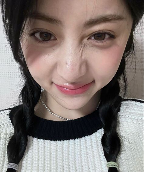 lesserafim yunjin selca Le Sserafim Yunjin, Lee Sserafim, Eunchae Le Sserafim, Nakamura Kazuha, Angel Dress, Huh Yunjin, Miyawaki Sakura, Kim Chaewon, Kpop Girl Groups