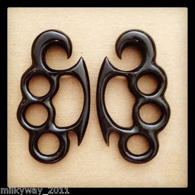 brass knuckles gauges Pretty Plugs, Tapers And Plugs, Ear Gauge, Retro Typewriter, Knuckle Duster, Cool Piercings, Body Jewelry Piercing, Tunnels And Plugs, Ear Gauges