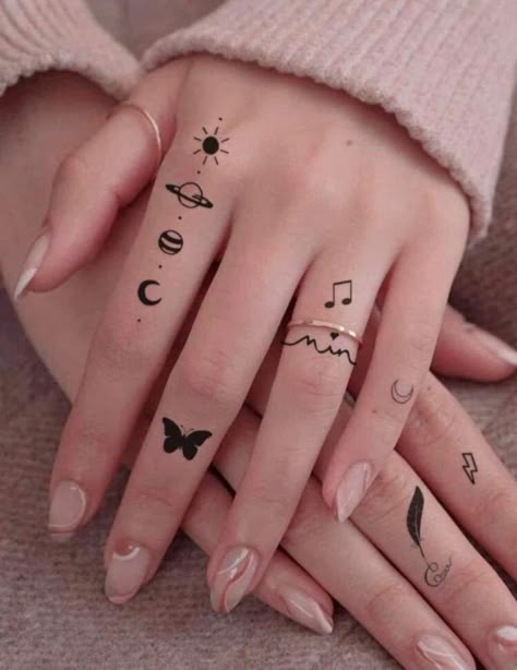 42 Tattoo, Tato Minimal, Tato Henna, Finger Tattoo For Women, Hand And Finger Tattoos, Pretty Hand Tattoos, Henna Tattoo Designs Hand, Simple Henna Tattoo, Small Pretty Tattoos